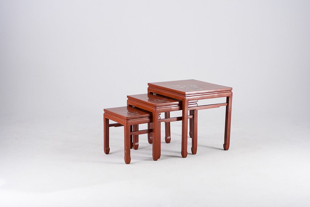 Foto Set of Chinese Stacking Side Tables with Inlays ​h47x50x42