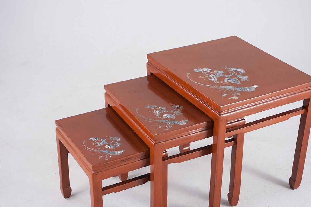 Foto Set of Chinese Stacking Side Tables with Inlays ​h47x50x42