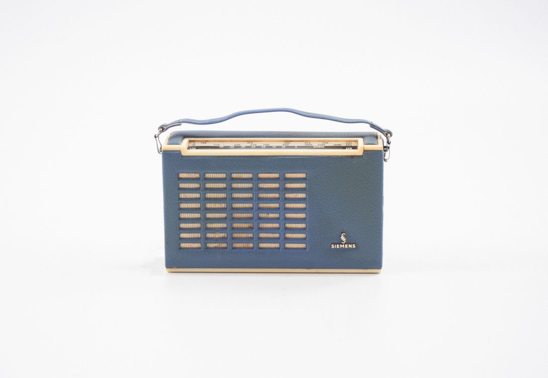 Foto Portable Siemens Radio with Blue Leather Cover