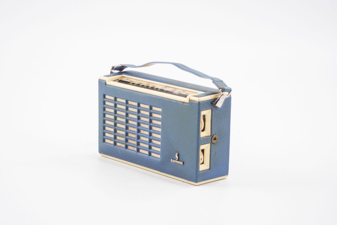 Foto Portable Siemens Radio with Blue Leather Cover