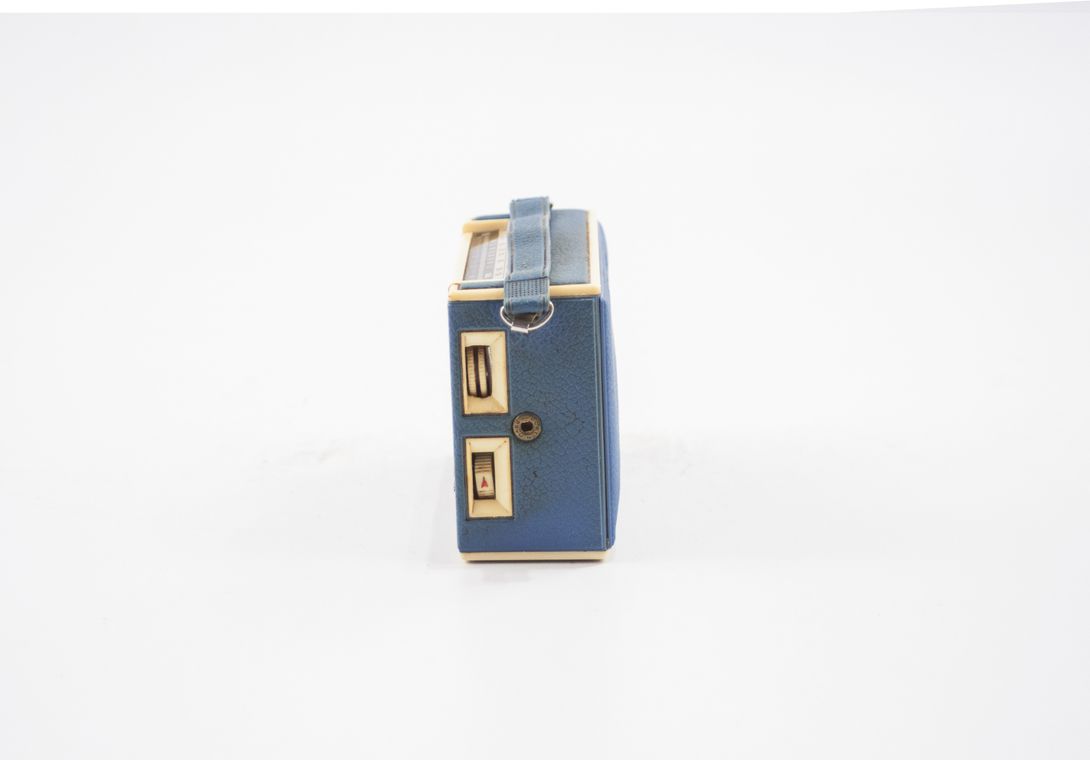 Foto Portable Siemens Radio with Blue Leather Cover