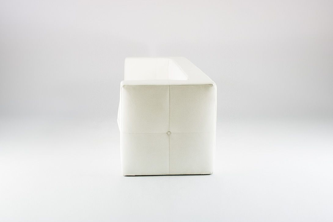Foto White Leather Cube Sofa / Matching Armchairs