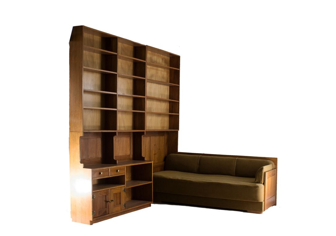 Foto Wooden Shelf with Integrated Sofa