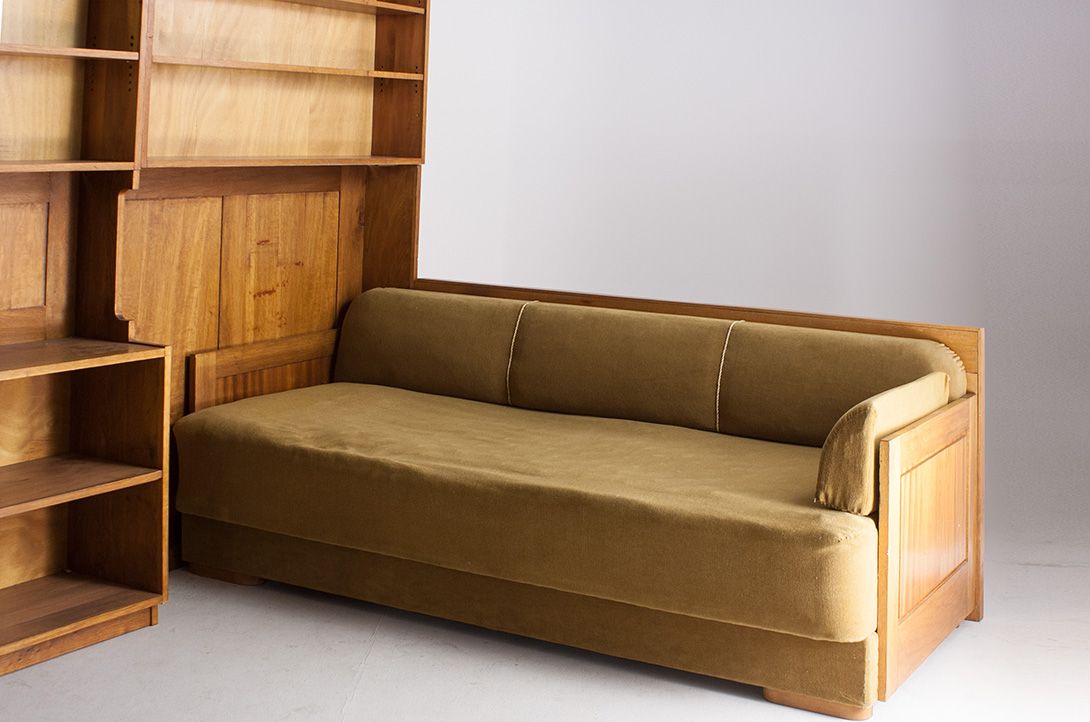 Foto Wooden Shelf with Integrated Sofa