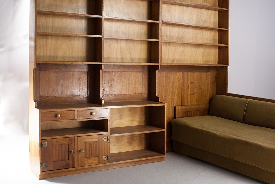 Foto Wooden Shelf with Integrated Sofa