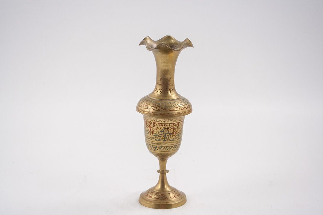 Foto Oriental Vase with Curled Opening ​h23