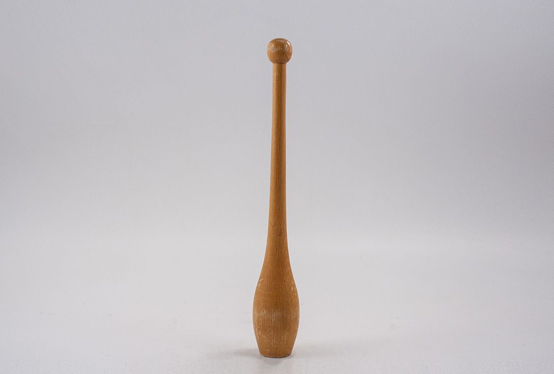 Foto Vintage Wooden Gymnastics Clubs