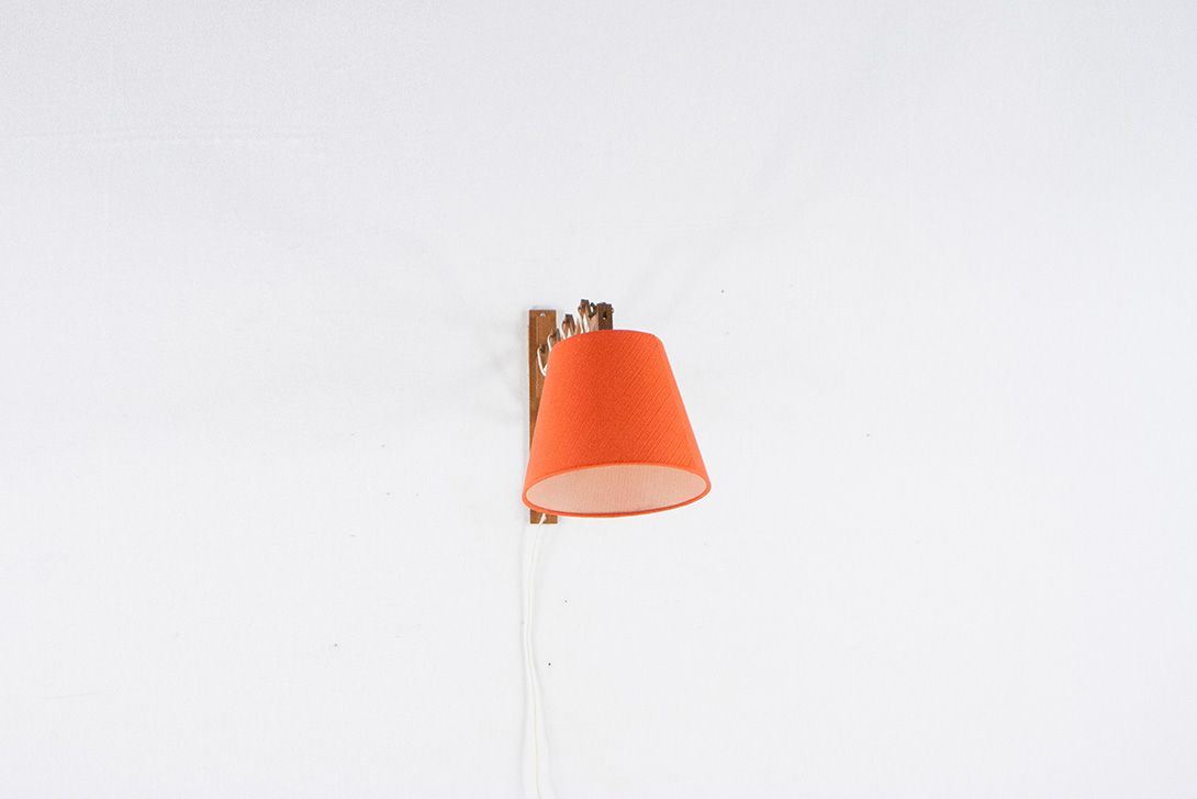 Foto Danish Teak Folding Wall Lamp with Red Shade 1962 ​h34