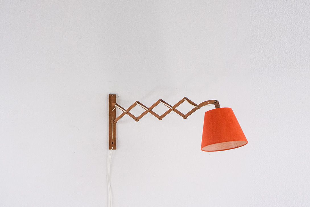Foto Danish Teak Folding Wall Lamp with Red Shade 1962 ​h34
