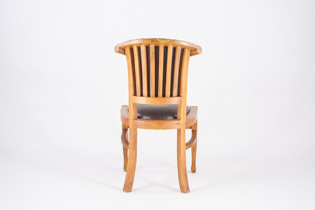 Foto Wooden Chair with Leather Upholstery