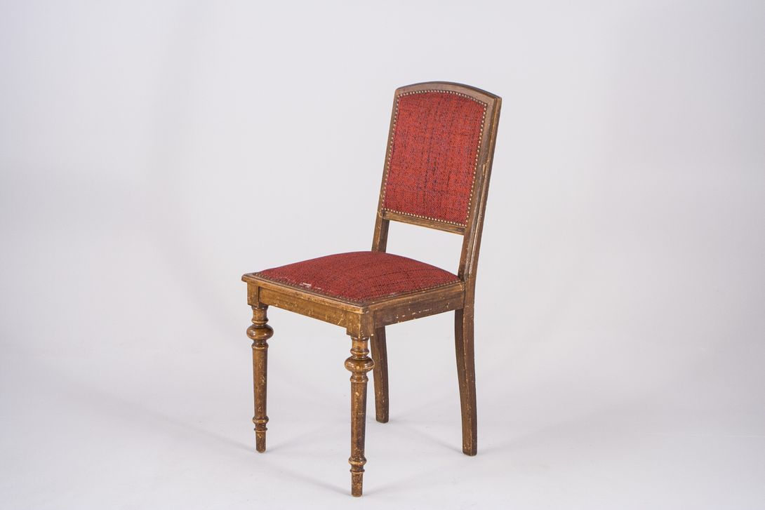 Foto Wooden Dining Chair with Red Upholstery
