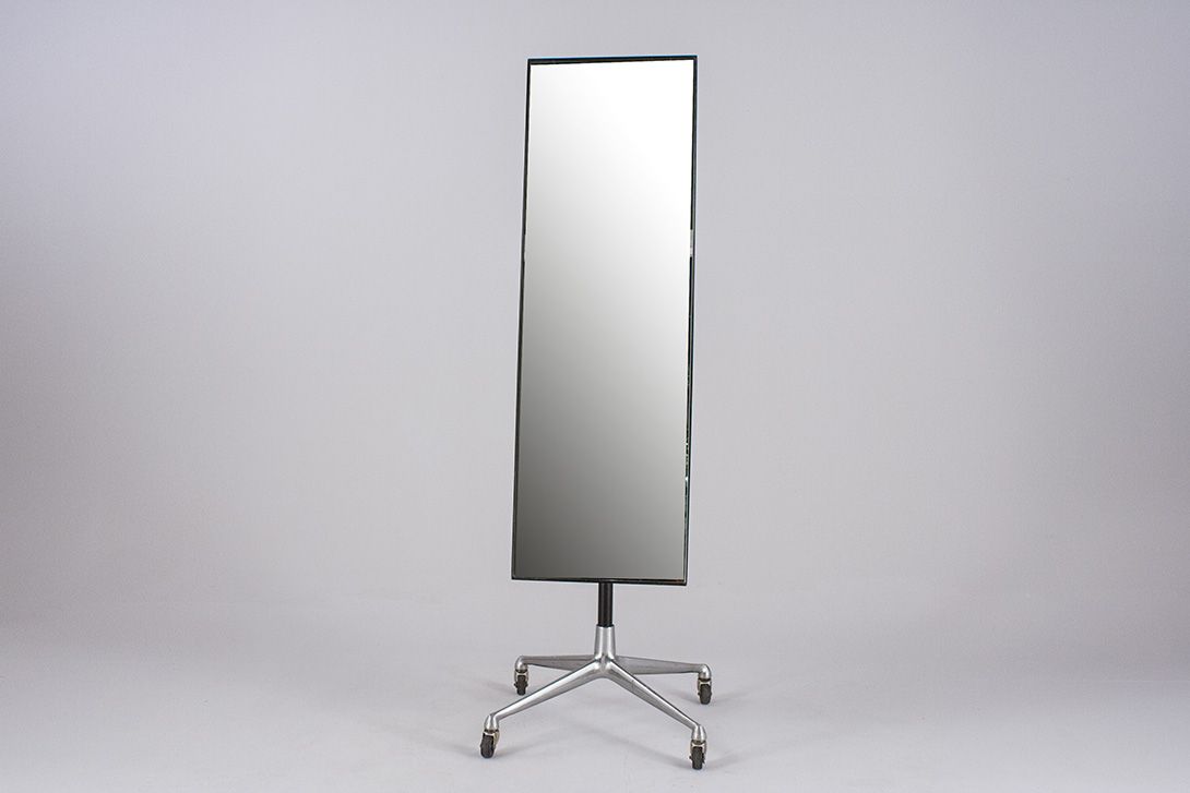 Foto Black Vitra Mirror on Wheels