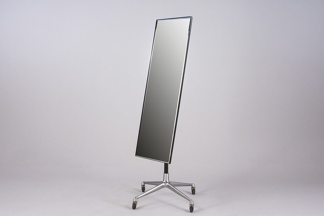 Foto Black Vitra Mirror on Wheels
