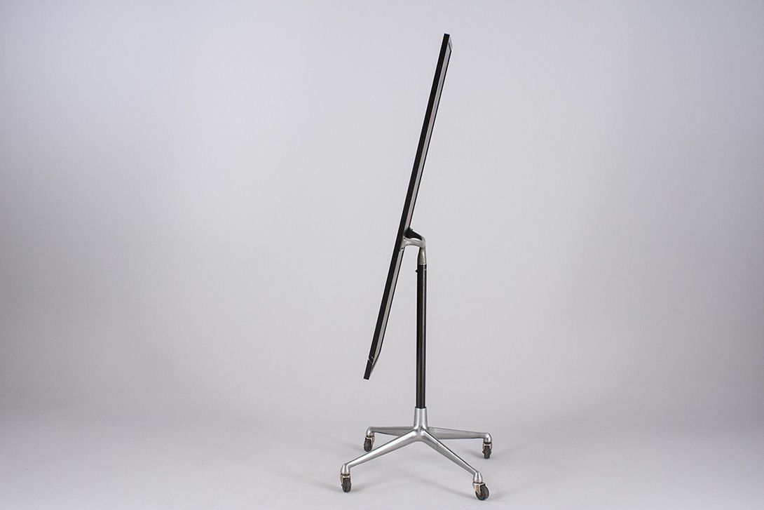 Foto Black Vitra Mirror on Wheels