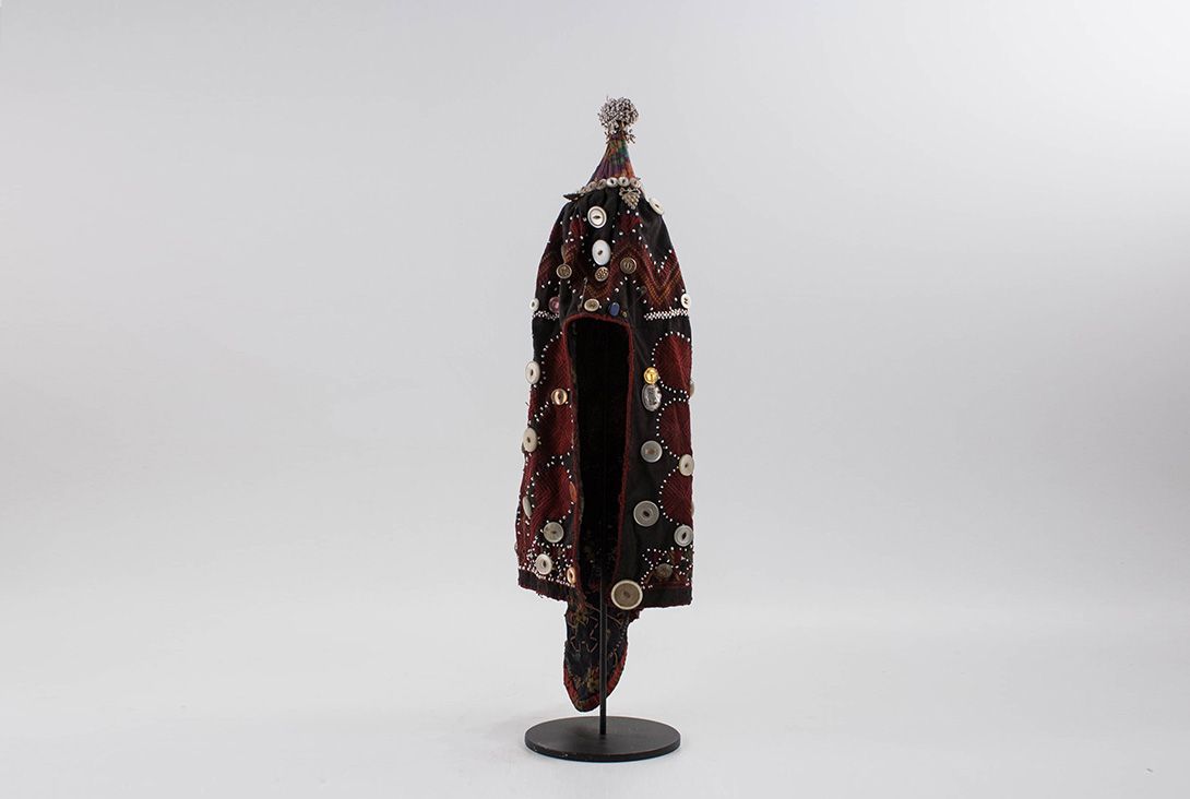 Foto Traditional Mongolian Costume Hat Decorated with Pearls h60x25