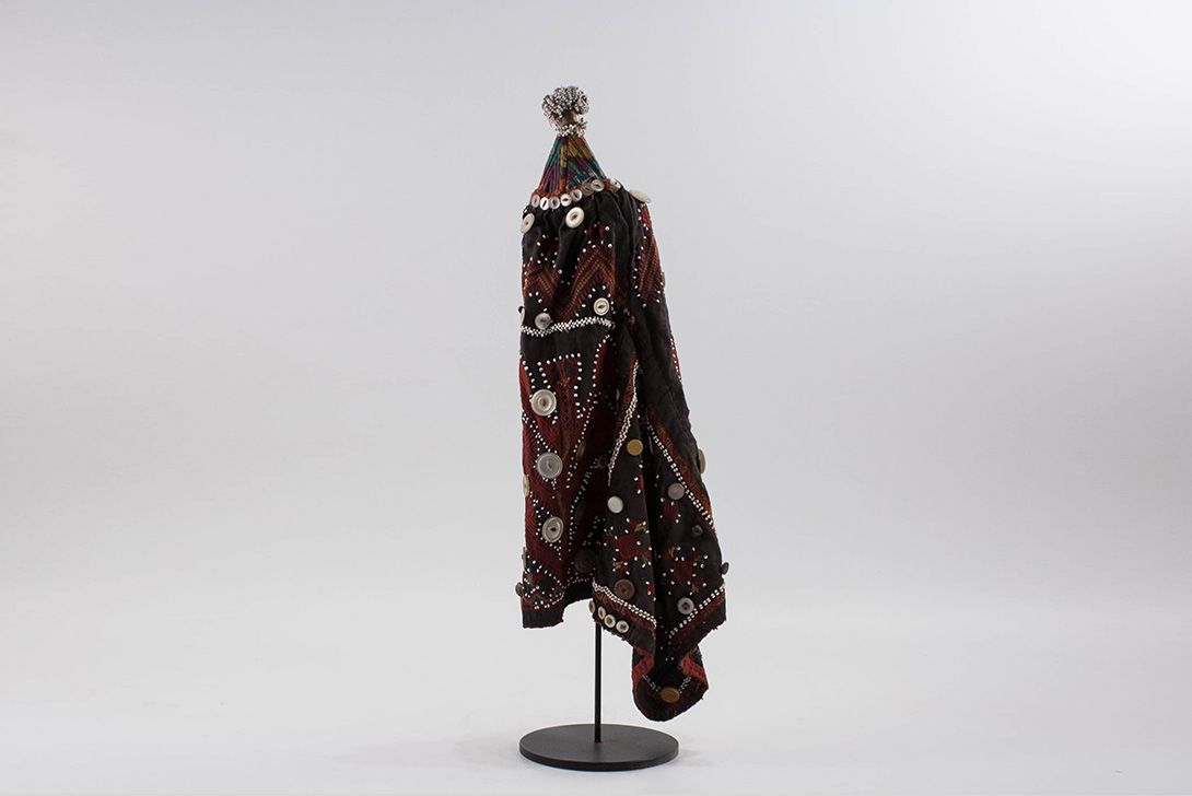 Foto Traditional Mongolian Costume Hat Decorated with Pearls h60x25