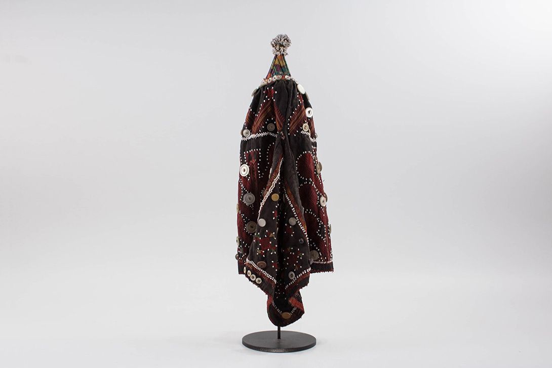 Foto Traditional Mongolian Costume Hat Decorated with Pearls h60x25