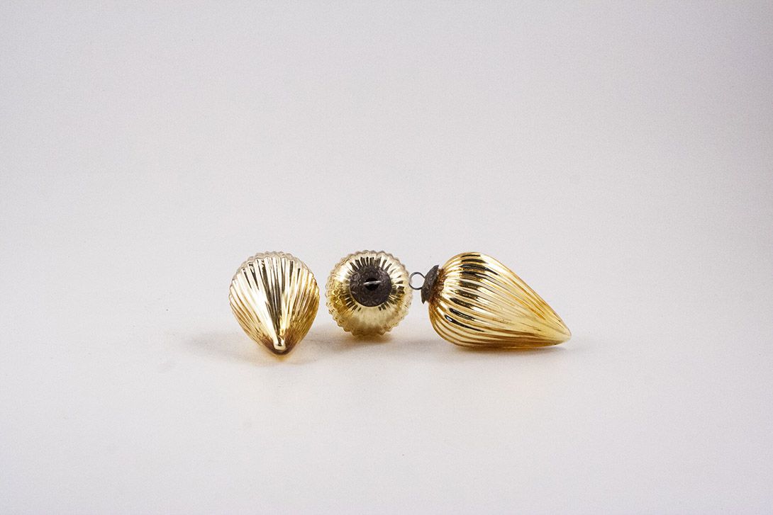 Foto Golden Christmas Tree Ornaments Tear Shape