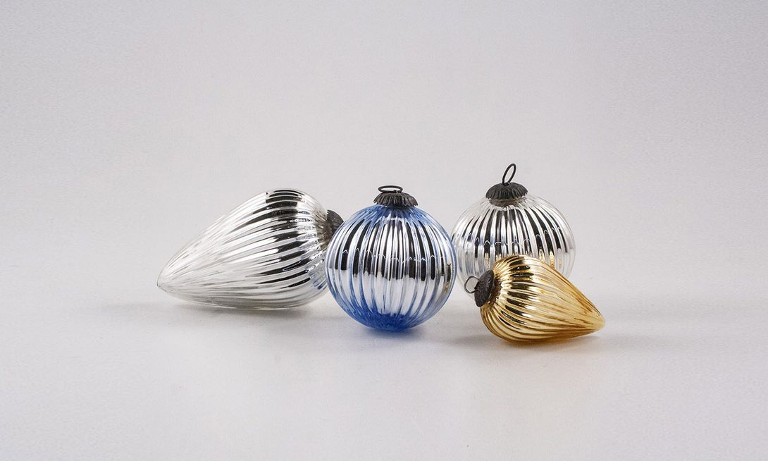 Foto Golden Christmas Tree Ornaments Tear Shape