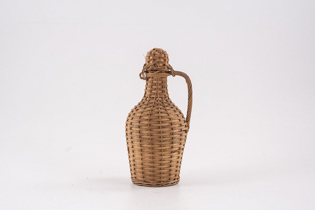 Foto Wine Bottle with Basket Cover Spain 1950