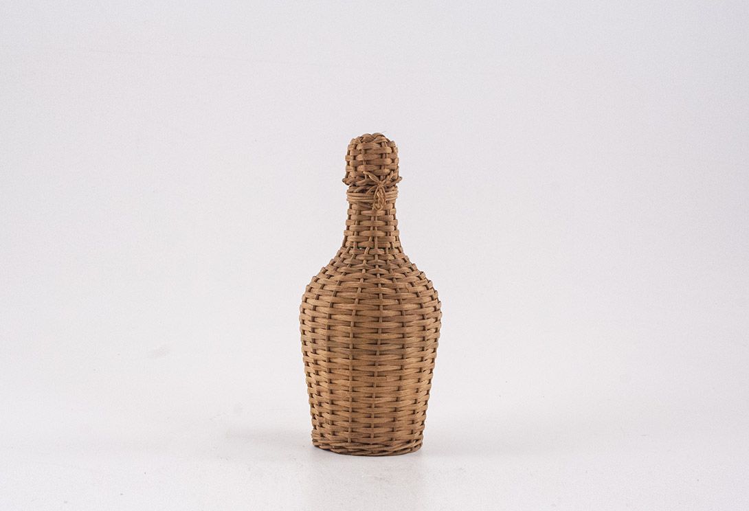 Foto Wine Bottle with Basket Cover Spain 1950