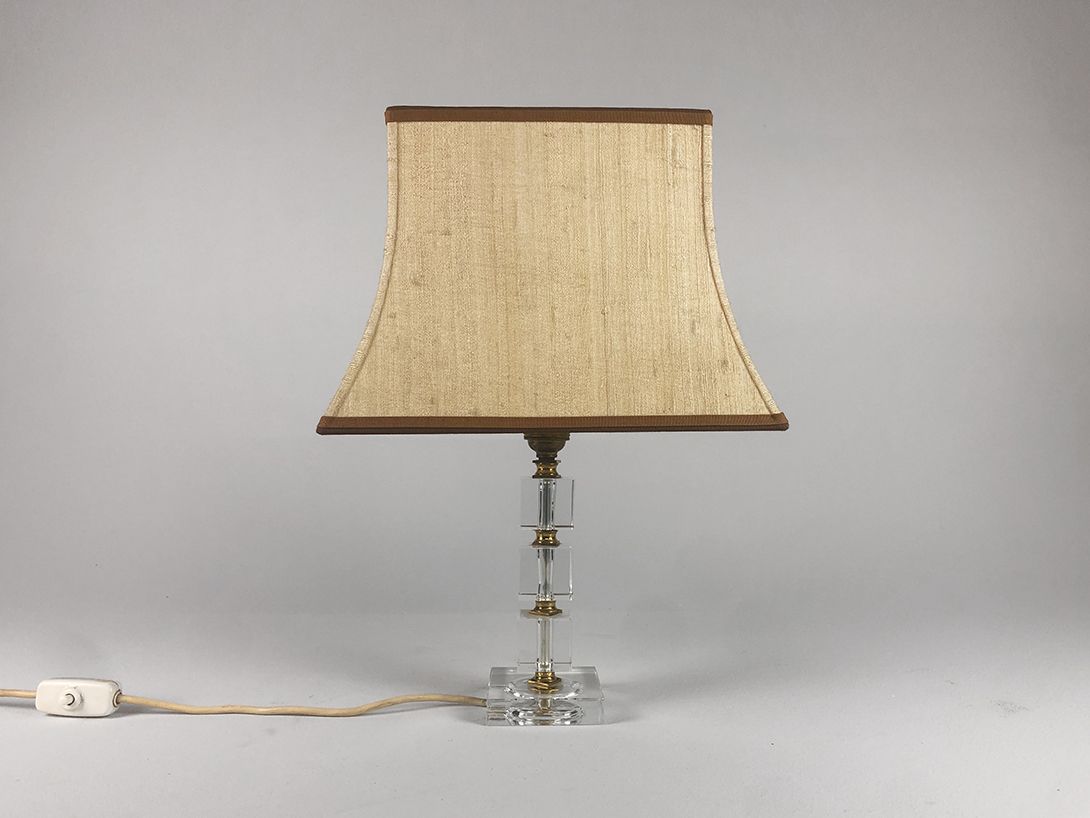 Foto Table Lamp with Transparent Squared Stand and Beige Shade ​h45