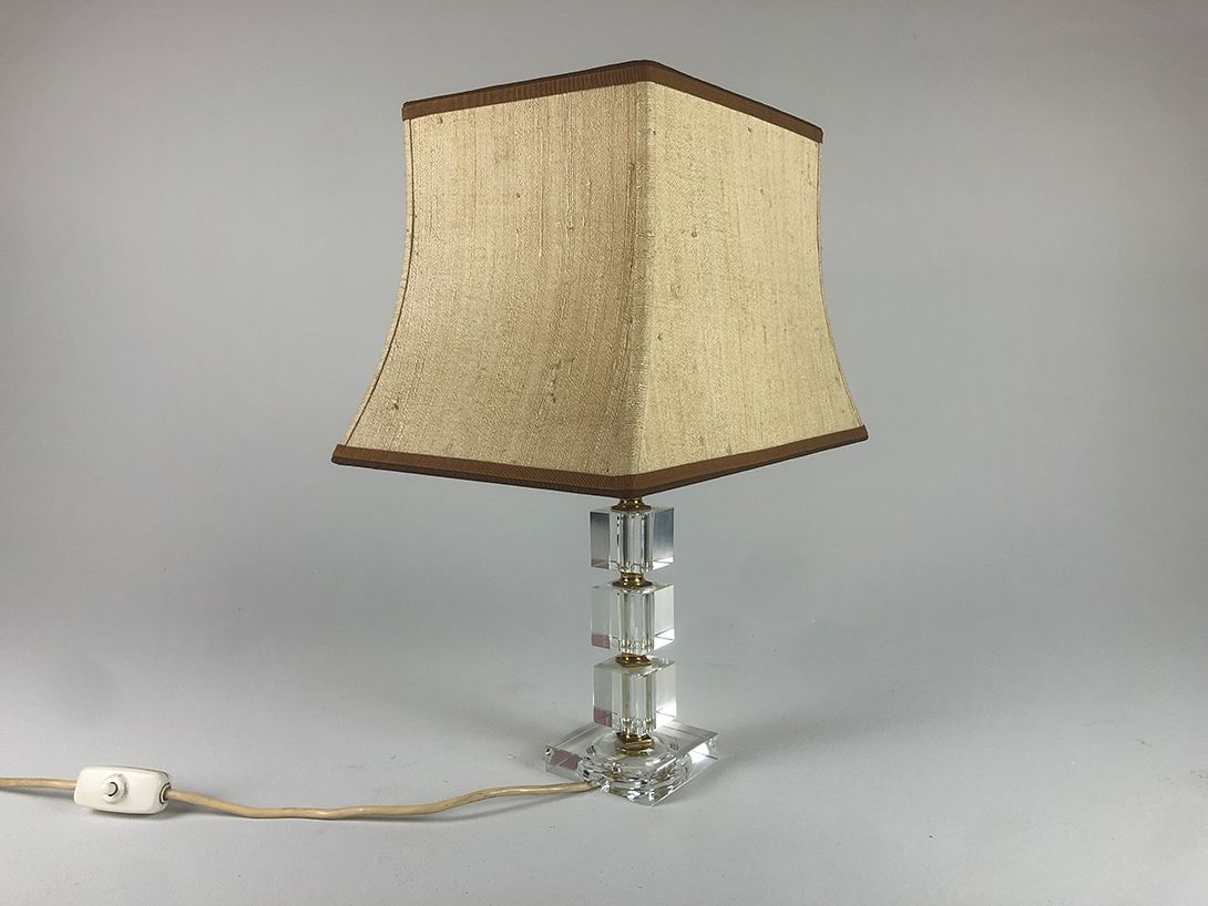 Foto Table Lamp with Transparent Squared Stand and Beige Shade ​h45