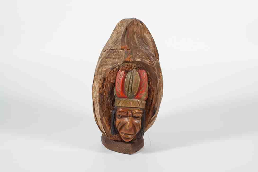 Foto Carved Coconut Container Indian Chief