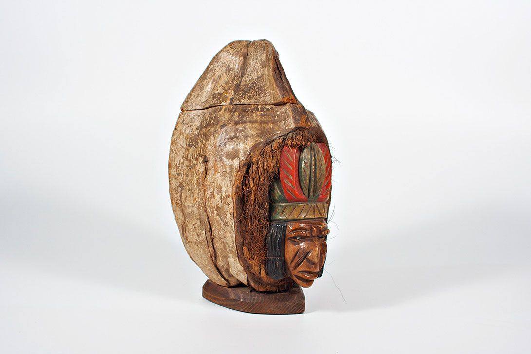 Foto Carved Coconut Container Indian Chief