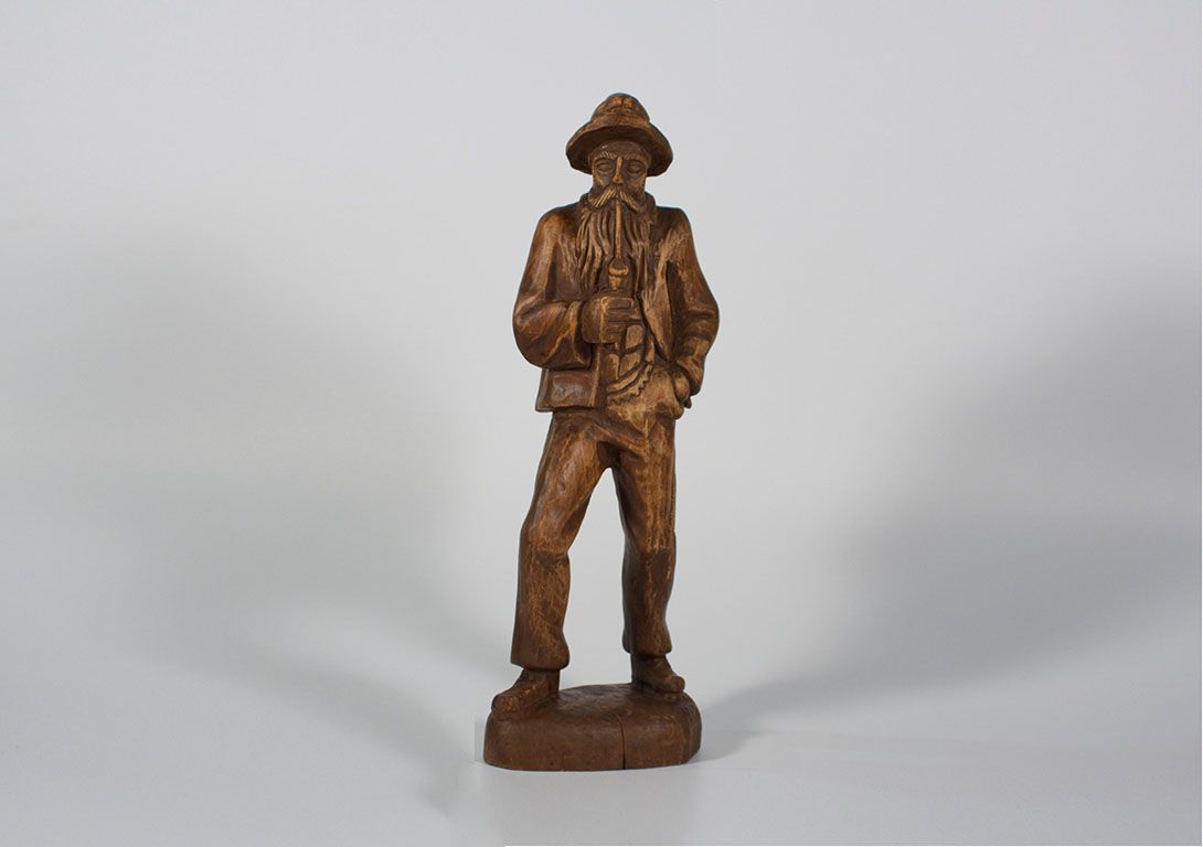 Foto Tall Wooden Sculpture Smoking Man h50x20x13