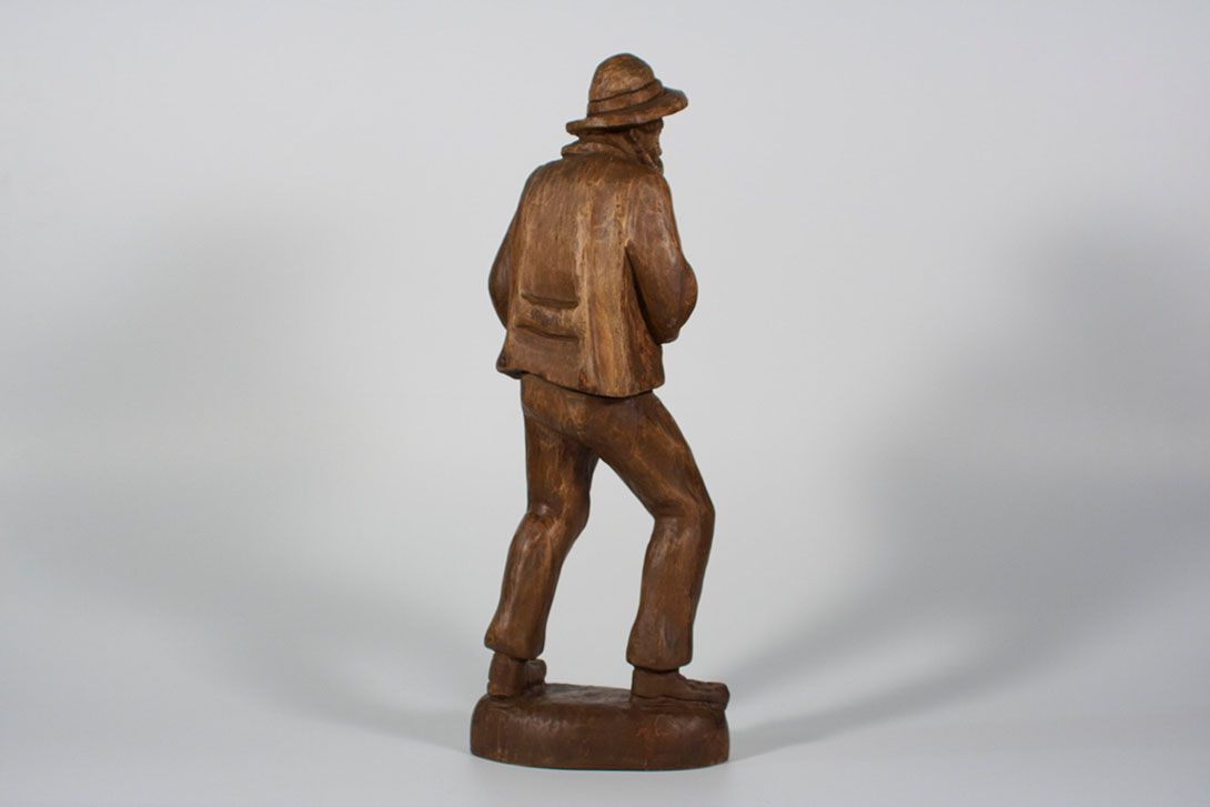 Foto Tall Wooden Sculpture Smoking Man h50x20x13
