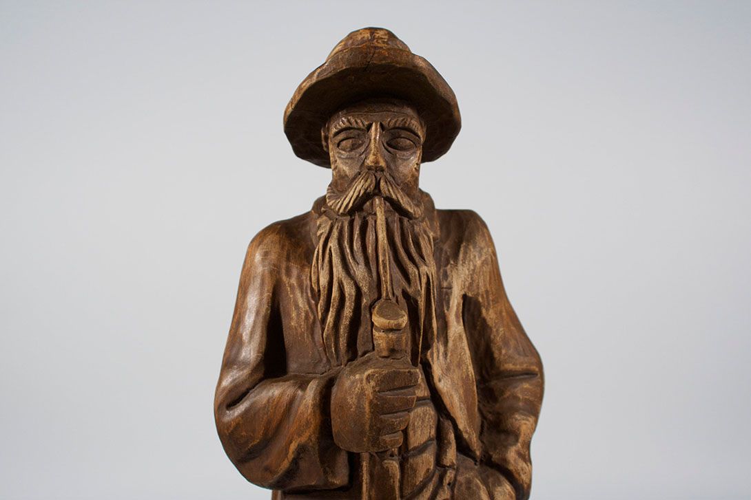 Foto Tall Wooden Sculpture Smoking Man h50x20x13