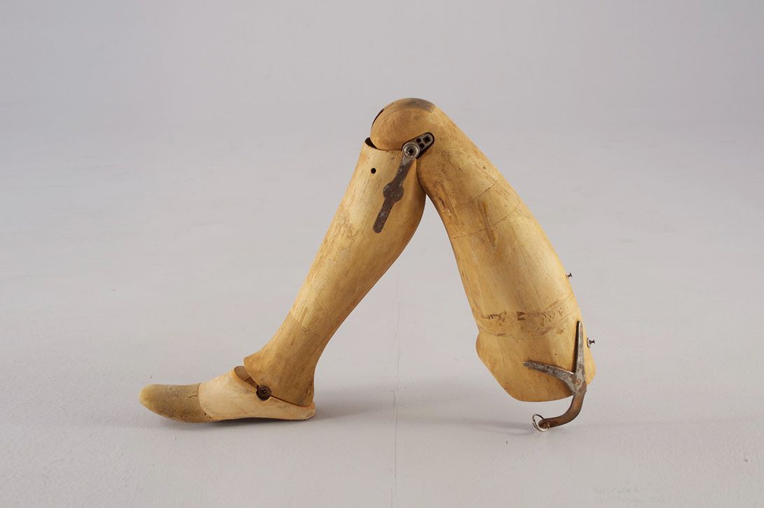 Foto Vintage Wooden Artificial Leg WWI