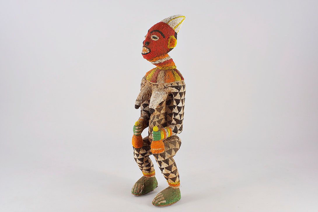 Foto African Folklore Sculpture Colorful Pearls and Shells h120cm Kongo 1940