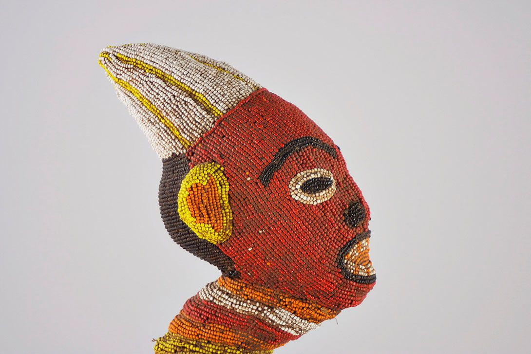 Foto African Folklore Sculpture Colorful Pearls and Shells h120cm Kongo 1940