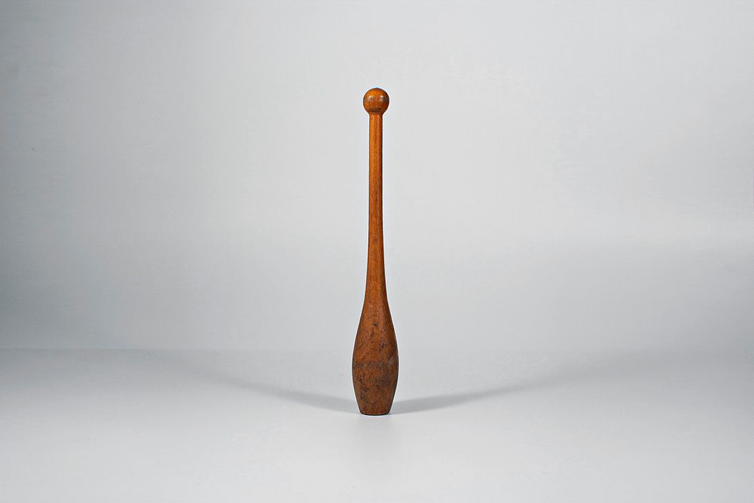 Foto Vintage Wooden Gymnastics Clubs