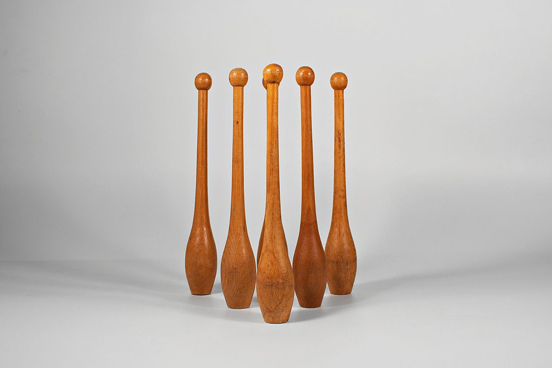 Foto Vintage Wooden Gymnastics Clubs