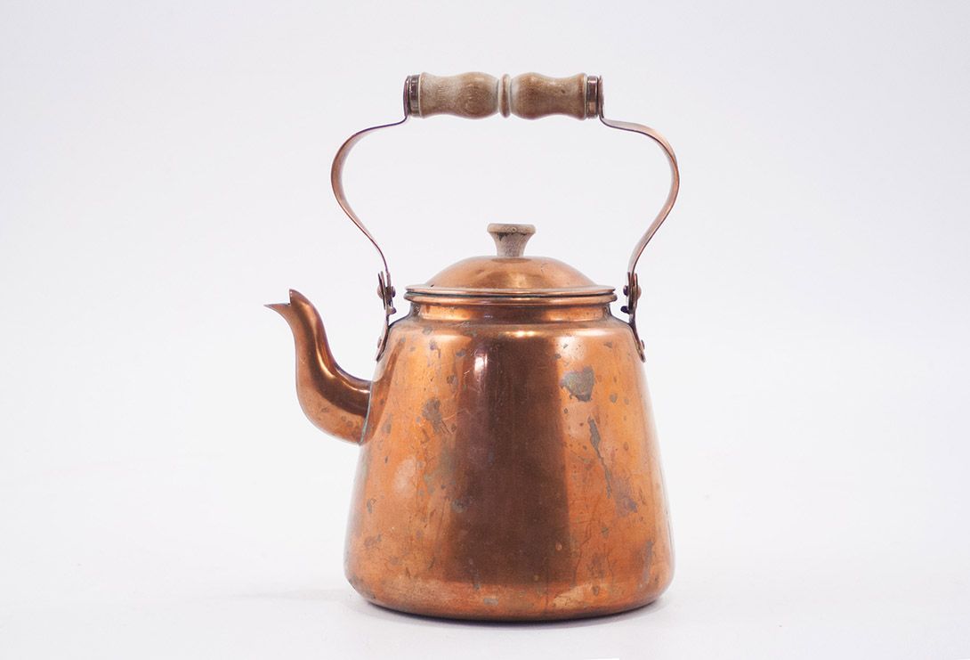 Foto Copper Tea Can with Wooden Handle