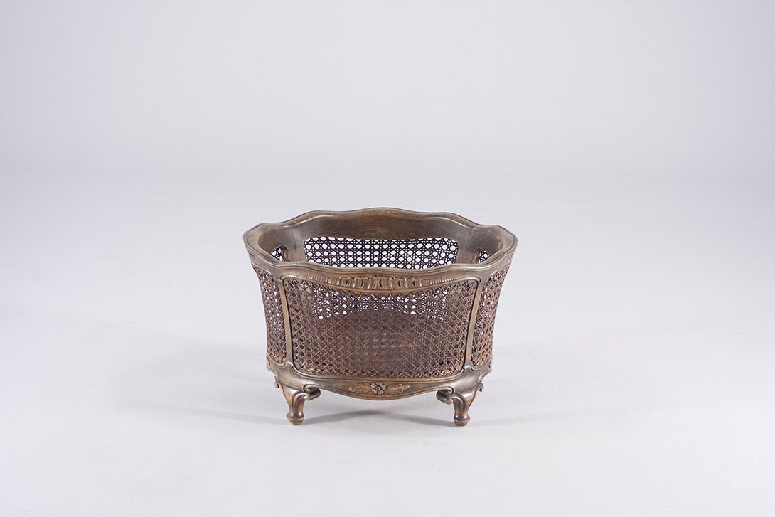 Foto Carved Basket with Legs 1910
