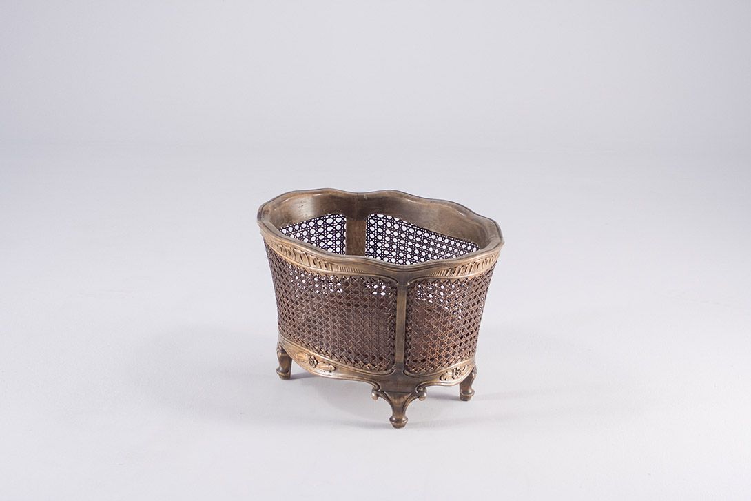 Foto Carved Basket with Legs 1910