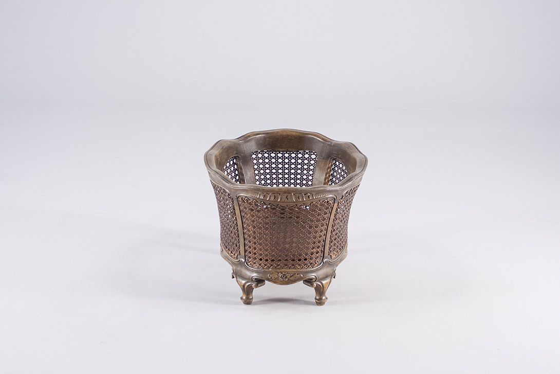 Foto Carved Basket with Legs 1910