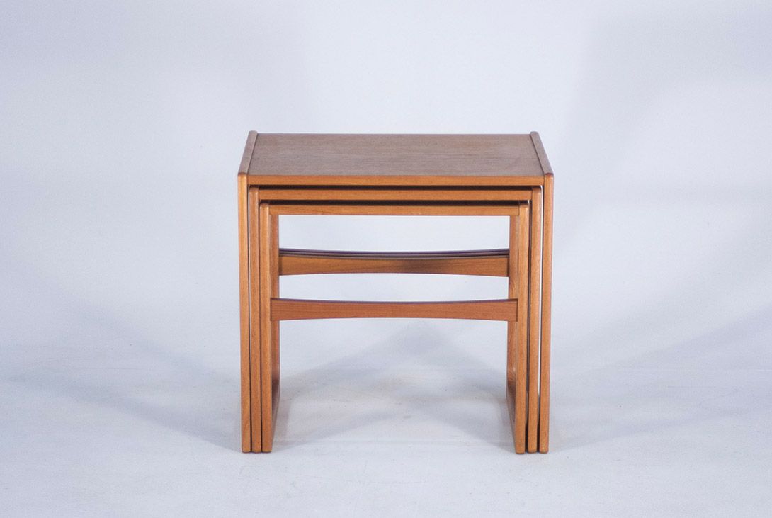 Foto Set of Three Nesting Side Tables Teak Denmark 1970 ​h48x52x37