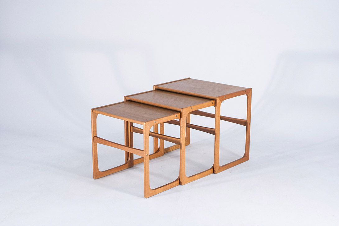 Foto Set of Three Nesting Side Tables Teak Denmark 1970 ​h48x52x37