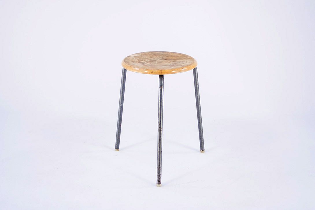 Foto Tripodal Industrial Round Stool with Rough Plywood Seat 1957​ h50x40