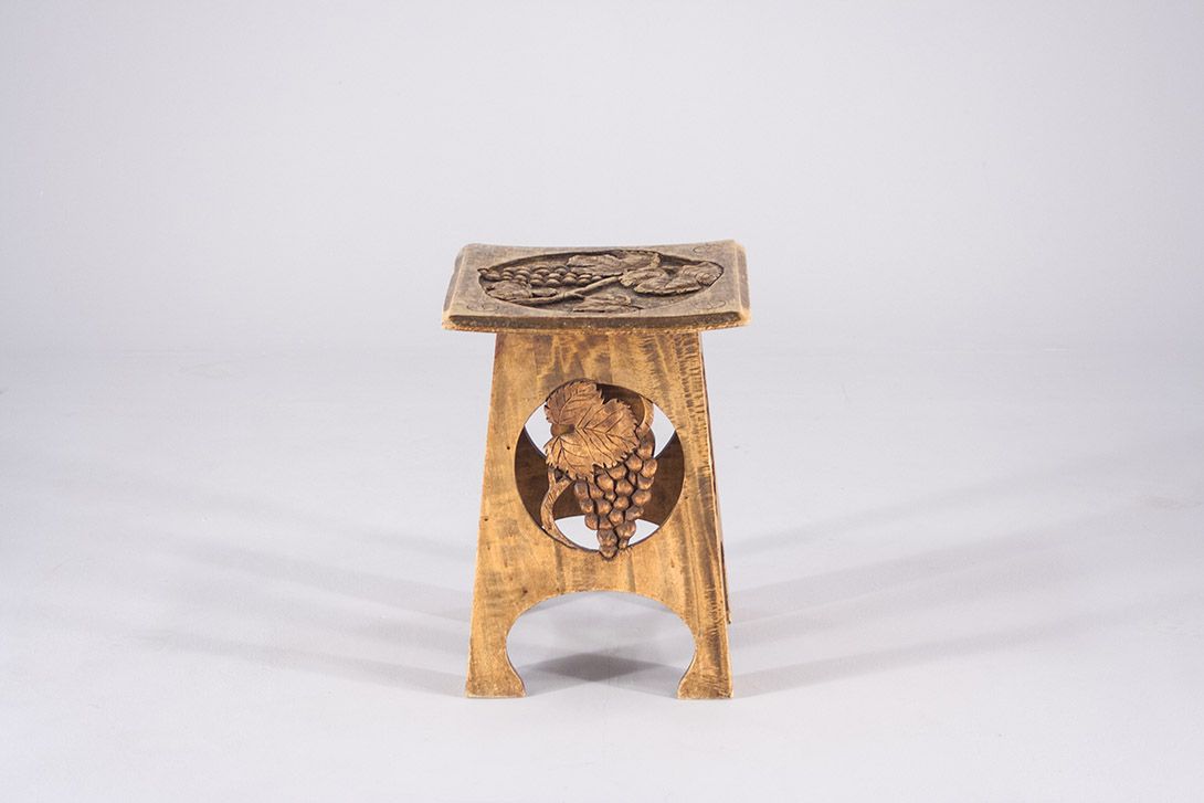 Foto Carved Side Table with Grapes h43x32x32