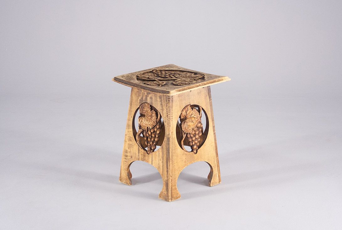 Foto Carved Side Table with Grapes h43x32x32