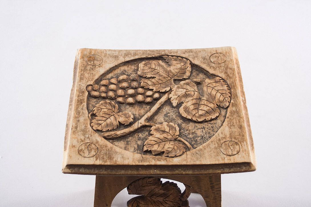 Foto Carved Side Table with Grapes h43x32x32