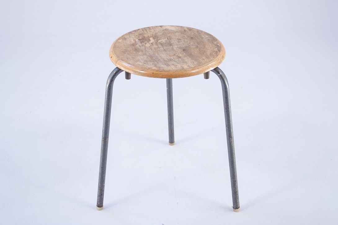 Foto Tripodal Industrial Round Stool with Rough Plywood Seat 1957​ h50x40