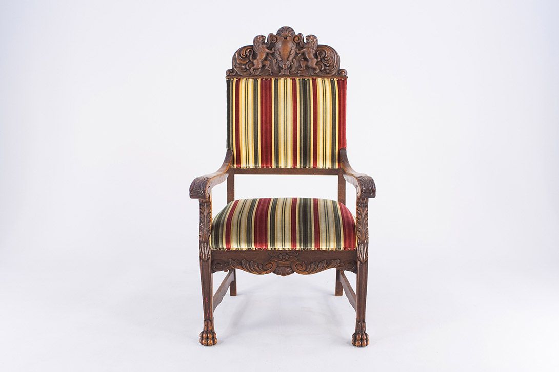 Foto Antique Armchair with Carved Back and Colorful Seat Hannover 1880