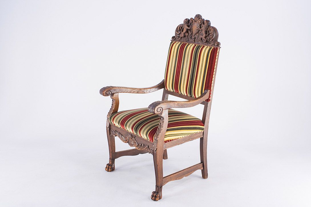 Foto Antique Armchair with Carved Back and Colorful Seat Hannover 1880